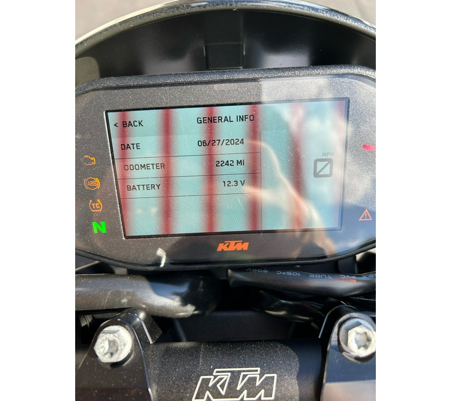 2023 KTM Duke 890 R