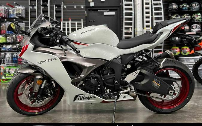2024 Kawasaki Ninja® ZX™-6R ABS Pearl Robotic White/Metallic Graphite Gray