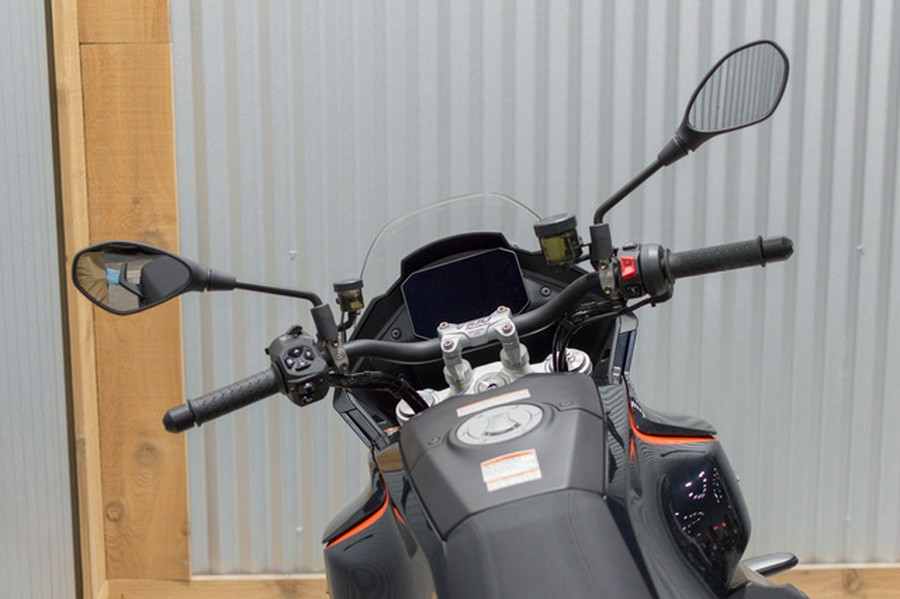 2024 Moto Guzzi V100 Mandello