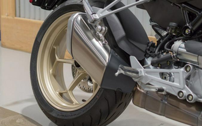 2024 Moto Guzzi V100 Mandello