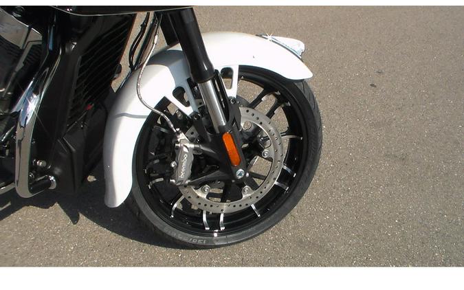 2024 Indian Motorcycle CHALLENGER LTD AUDIO, GHST WHITE MTLC, 49ST Limited with PowerBand Audio Package