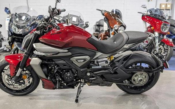 2026 Ducati XDiavel V4 Burning Red