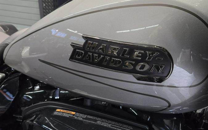 2023 Harley-Davidson CVO™ Road Glide Dark Platinum w/Pinstripe