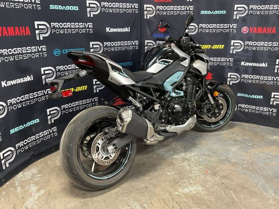 2025 Kawasaki Z900 ABS Galaxy Silver/Metallic Spark Black