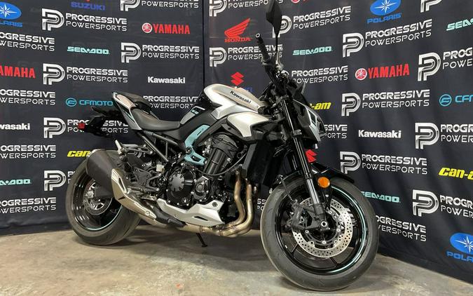 2025 Kawasaki Z900 ABS Galaxy Silver/Metallic Spark Black