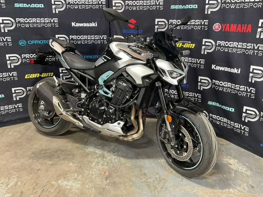2025 Kawasaki Z900 ABS Galaxy Silver/Metallic Spark Black