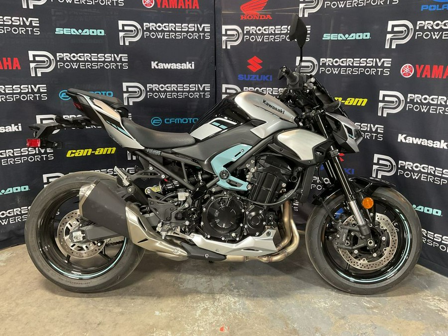2025 Kawasaki Z900 ABS Galaxy Silver/Metallic Spark Black