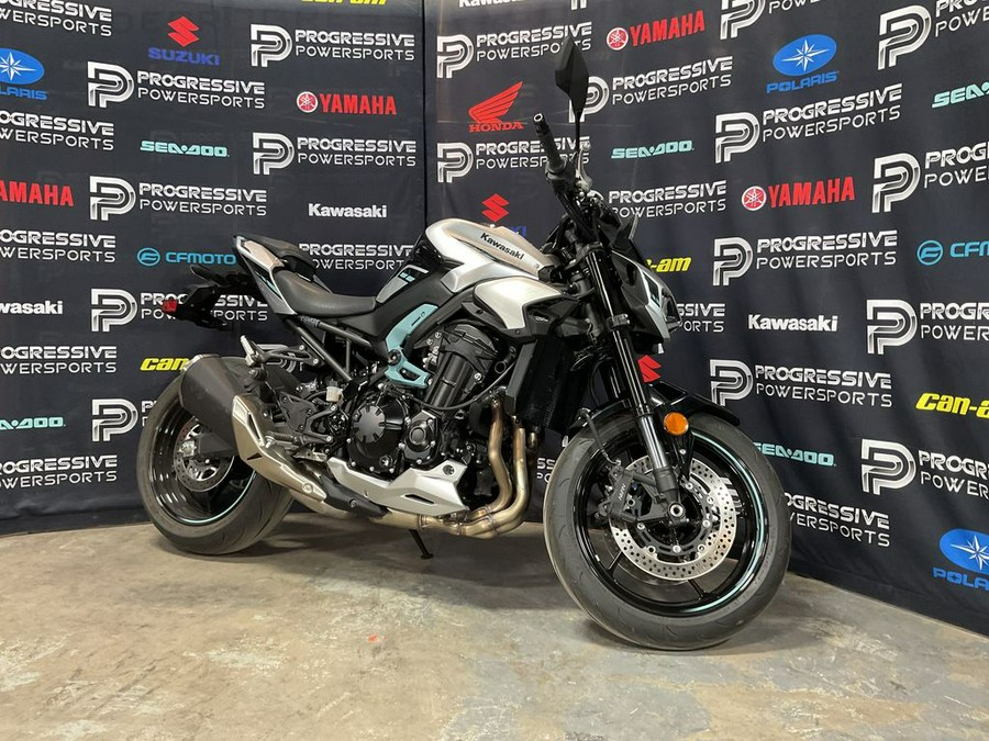 2025 Kawasaki Z900 ABS Galaxy Silver/Metallic Spark Black
