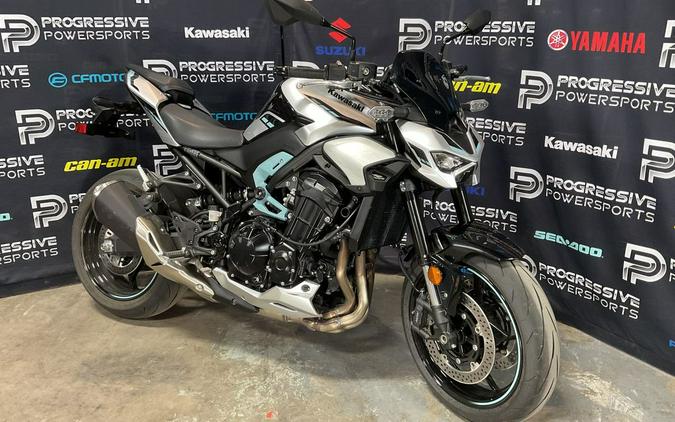 2025 Kawasaki Z900 ABS Galaxy Silver/Metallic Spark Black