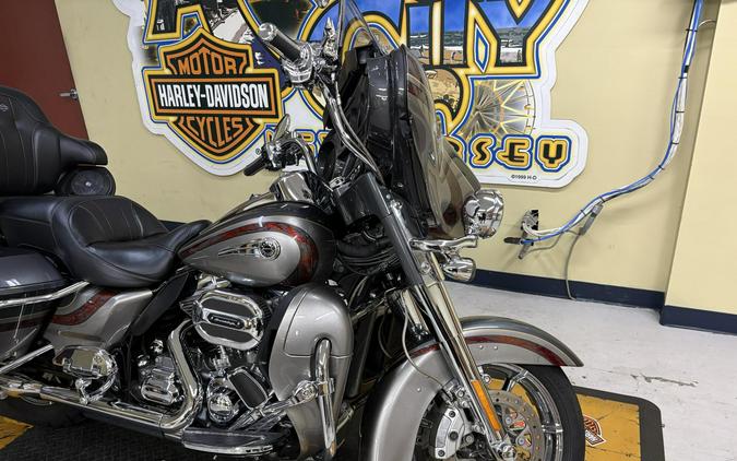2016 Harley-Davidson® CVO™ Limited Charcoal Slate/Palladium Silver FLHTKSE