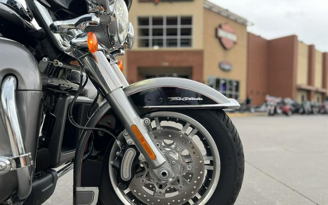 2017 Harley-Davidson® FLHTCUTG Tri Glide® Ultra BIL SLVR/V BLK 856546