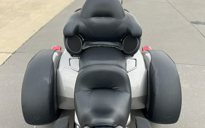 2017 Harley-Davidson® FLHTCUTG Tri Glide® Ultra BIL SLVR/V BLK 856546