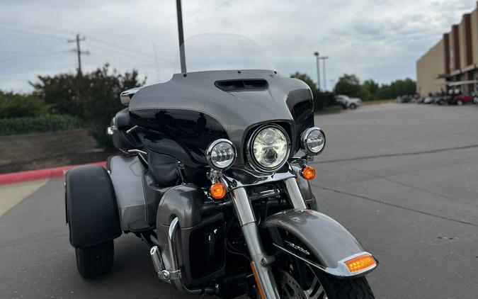 2017 Harley-Davidson® FLHTCUTG Tri Glide® Ultra BIL SLVR/V BLK 856546