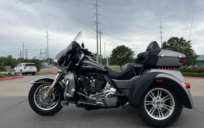 2017 Harley-Davidson® FLHTCUTG Tri Glide® Ultra BIL SLVR/V BLK 856546