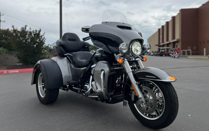 2017 Harley-Davidson® FLHTCUTG Tri Glide® Ultra BIL SLVR/V BLK 856546