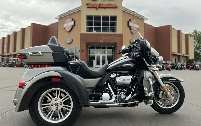 2017 Harley-Davidson® FLHTCUTG Tri Glide® Ultra BIL SLVR/V BLK 856546
