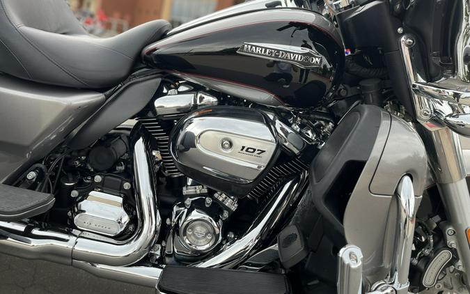 2017 Harley-Davidson® FLHTCUTG Tri Glide® Ultra BIL SLVR/V BLK 856546