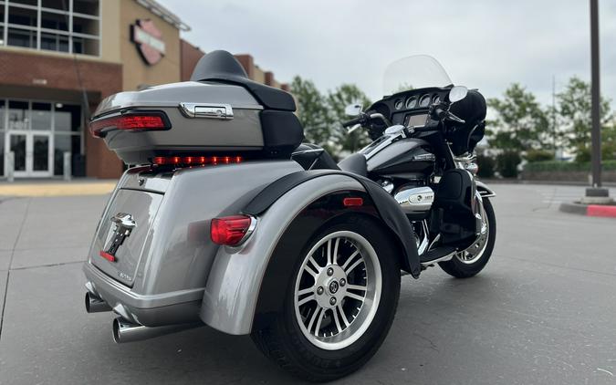 2017 Harley-Davidson® FLHTCUTG Tri Glide® Ultra BIL SLVR/V BLK 856546