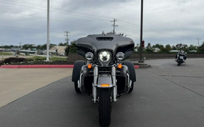 2017 Harley-Davidson® FLHTCUTG Tri Glide® Ultra BIL SLVR/V BLK 856546