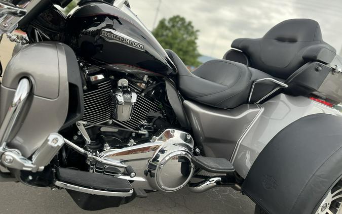 2017 Harley-Davidson® FLHTCUTG Tri Glide® Ultra BIL SLVR/V BLK 856546