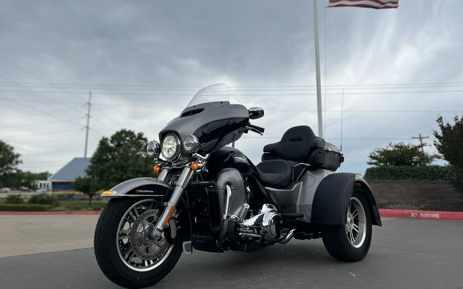 2017 Harley-Davidson® FLHTCUTG Tri Glide® Ultra BIL SLVR/V BLK 856546