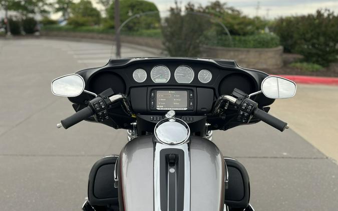 2017 Harley-Davidson® FLHTCUTG Tri Glide® Ultra BIL SLVR/V BLK 856546