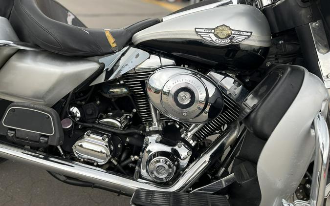 2003 Harley-Davidson® FLHTCUI Electra Glide® Ultra Classic® SILVER/BLACK 608172