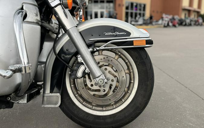 2003 Harley-Davidson® FLHTCUI Electra Glide® Ultra Classic® SILVER/BLACK 608172