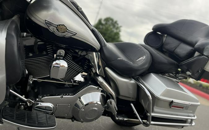 2003 Harley-Davidson® FLHTCUI Electra Glide® Ultra Classic® SILVER/BLACK 608172