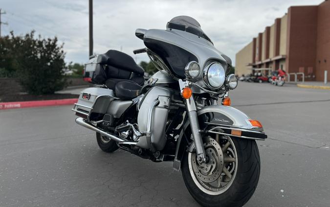 2003 Harley-Davidson® FLHTCUI Electra Glide® Ultra Classic® SILVER/BLACK 608172