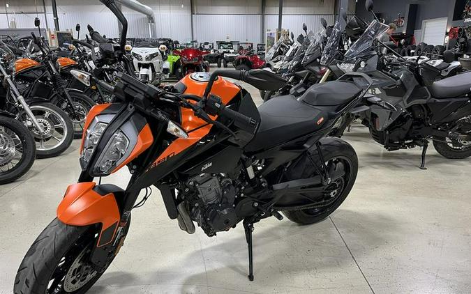 2022 KTM 890 Duke R