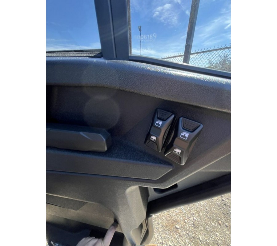 2027 Can-Am Defender XU MAX Limited HD11