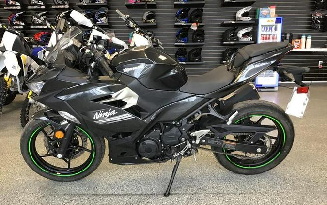 2022 Kawasaki Ninja® 400 ABS Metallic Carbon Gray/Metallic Flat Spark Black