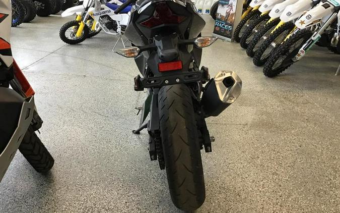 2022 Kawasaki Ninja® 400 ABS Metallic Carbon Gray/Metallic Flat Spark Black