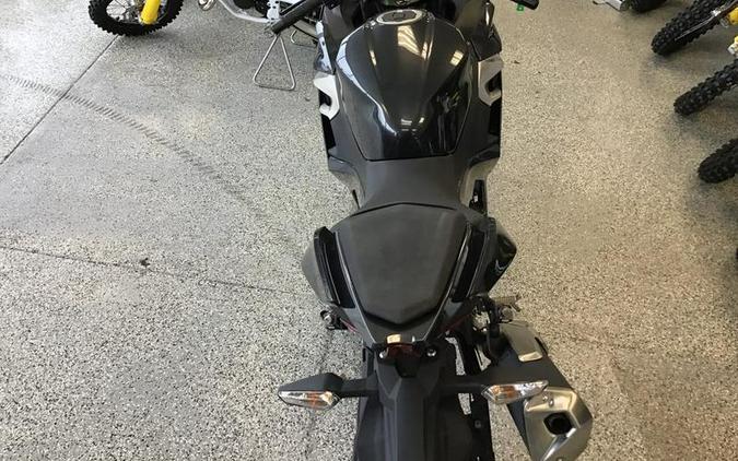 2022 Kawasaki Ninja® 400 ABS Metallic Carbon Gray/Metallic Flat Spark Black