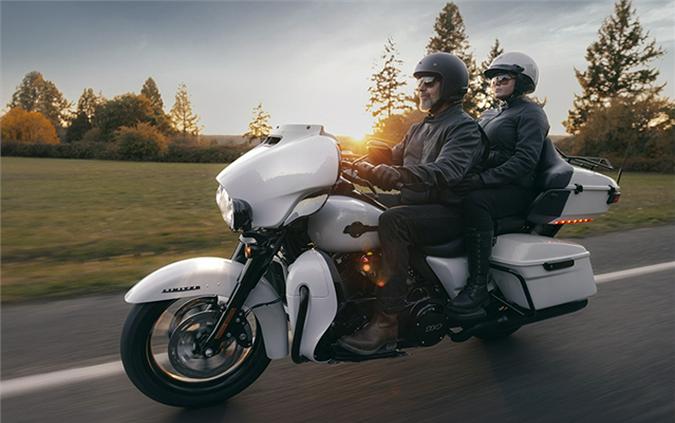 2024 Harley-Davidson Ultra Limited FLHTK White Onyx Pearl black trim