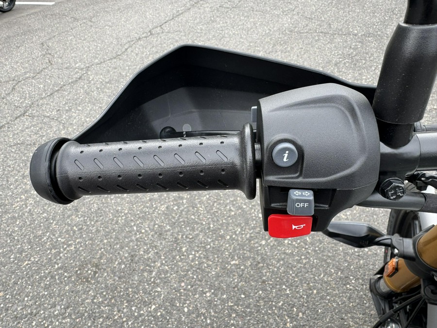 2025 Triumph SCRAMBLER 400 X - MATTE KHAKI GREEN - FUSION WHITE