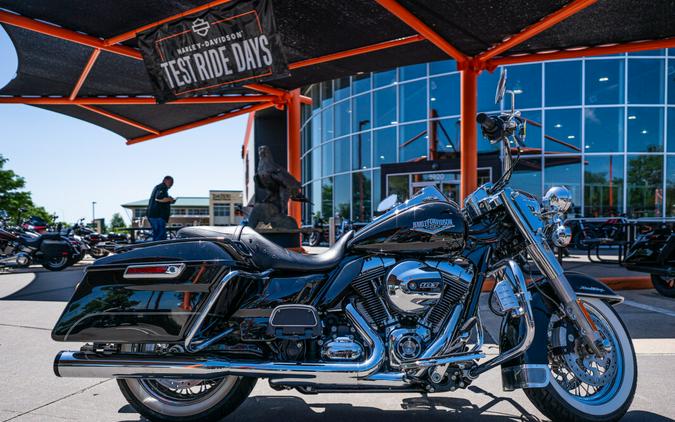 2016 Harley-Davidson Road King BLACK W/PINSTRIPE