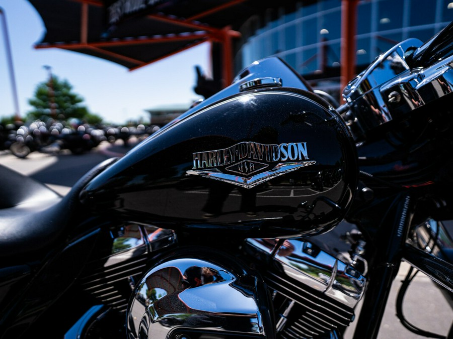 2016 Harley-Davidson Road King BLACK W/PINSTRIPE