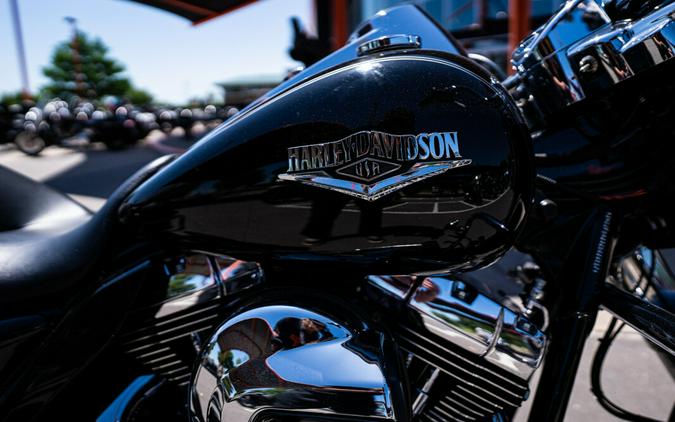 2016 Harley-Davidson Road King BLACK W/PINSTRIPE