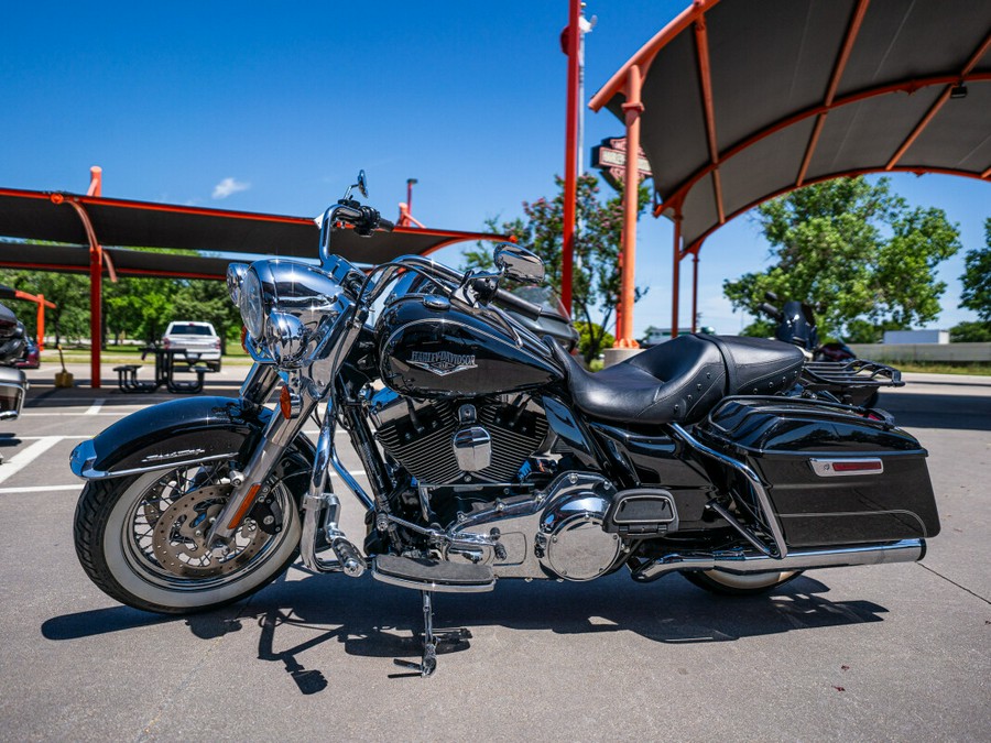 2016 Harley-Davidson Road King BLACK W/PINSTRIPE