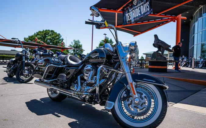 2016 Harley-Davidson Road King BLACK W/PINSTRIPE