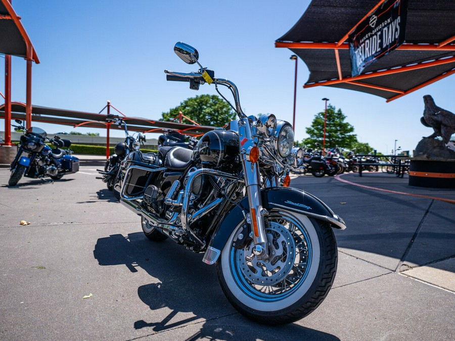 2016 Harley-Davidson Road King BLACK W/PINSTRIPE