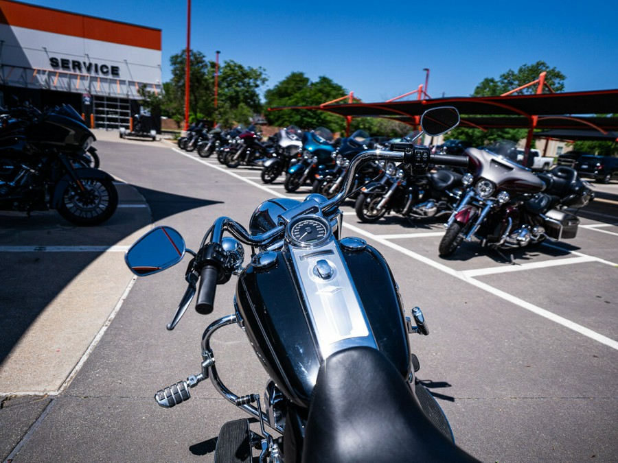 2016 Harley-Davidson Road King BLACK W/PINSTRIPE