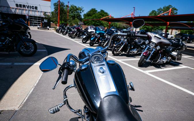 2016 Harley-Davidson Road King BLACK W/PINSTRIPE