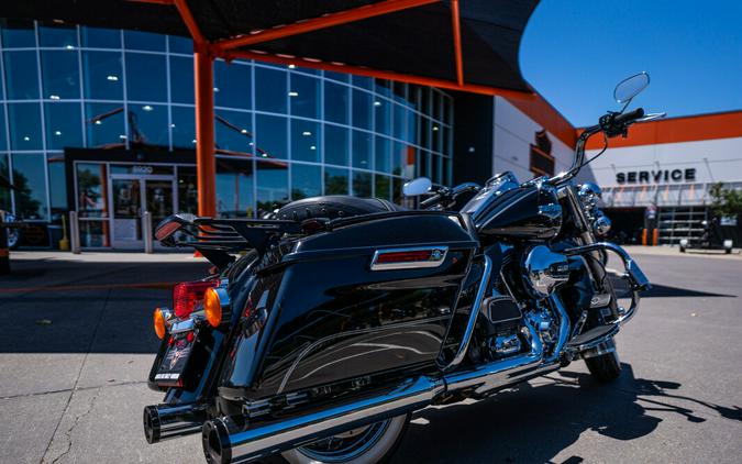 2016 Harley-Davidson Road King BLACK W/PINSTRIPE