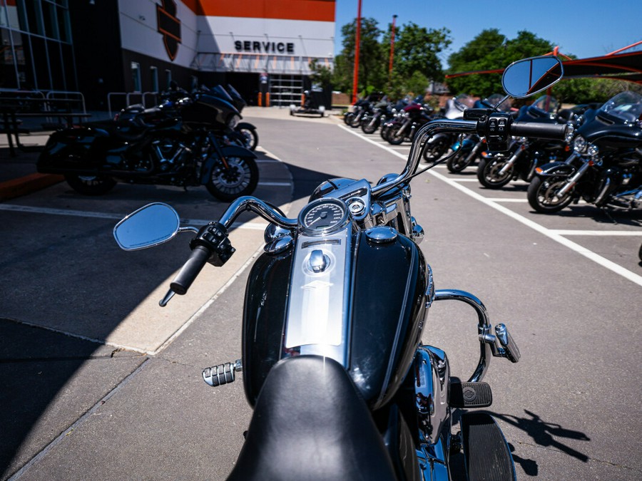 2016 Harley-Davidson Road King BLACK W/PINSTRIPE