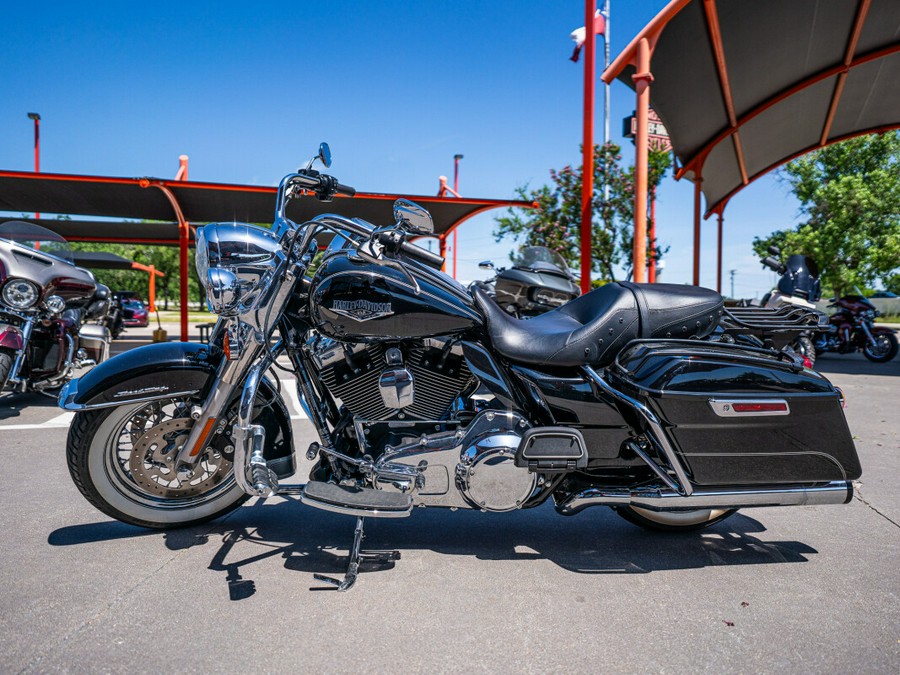 2016 Harley-Davidson Road King BLACK W/PINSTRIPE