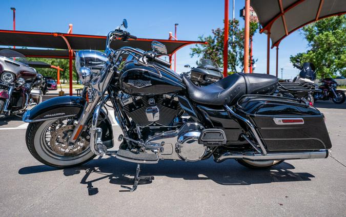 2016 Harley-Davidson Road King BLACK W/PINSTRIPE