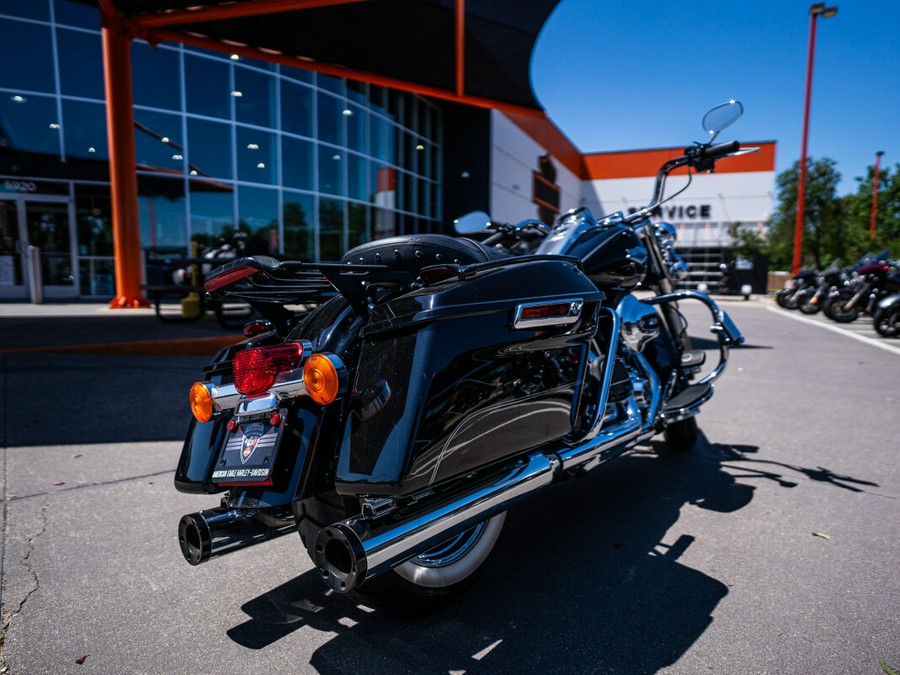 2016 Harley-Davidson Road King BLACK W/PINSTRIPE